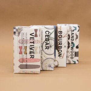 saponi solidi incartati della linea uomo di alchimia soap, varie profumazioni (bourbon, sandalo, cedro, vetiver)