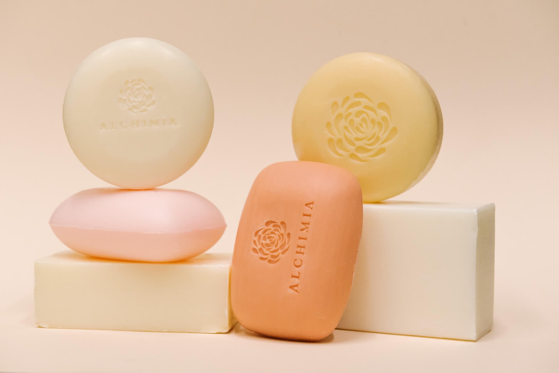 saponette colorate con forme, logo, colori e fragranze personalizzati - Alchimia Soap