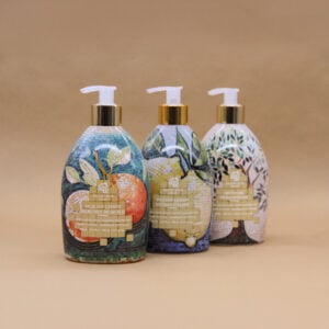 sapone liquido con grafica a mosaico di varie profumazioni (olio di oliva, limone, agrumi) di alchimia soap