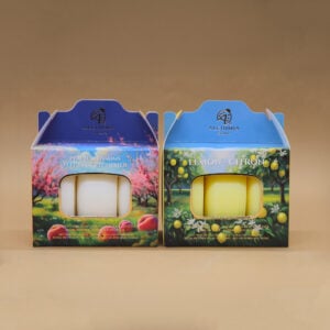due bucket contenenti tre saponi solidi ciascuno della linea spring di alchimia soap, due profumazioni: Limone e Pesca