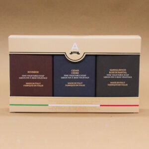 astuccio contenente tre saponi solidi incartati della linea uomo di alchimia soap, bourbon, cedar, sandalo