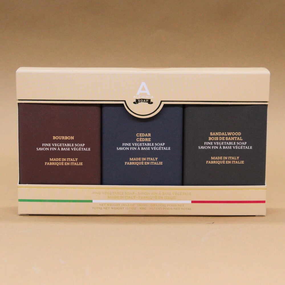 astuccio contenente tre saponi solidi incartati della linea uomo di alchimia soap, bourbon, cedar, sandalo