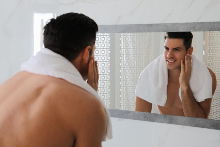 skincare giornaliera e beauty routine maschile con prodotti corpo da uomo
