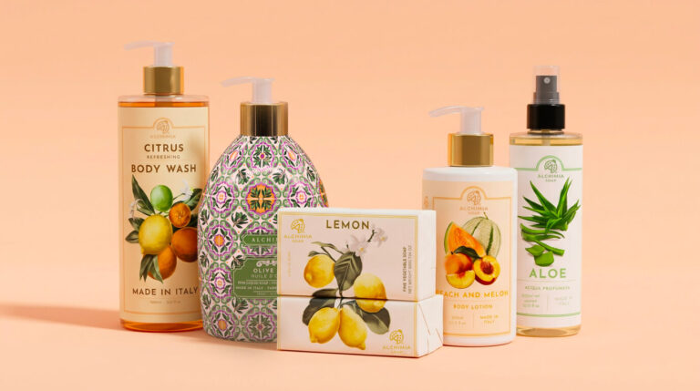 set di prodotti corpo per l'estate: saponi solidi, liquidi, shower gel, body lotion e acqua profumata con fragranze fresche e estive