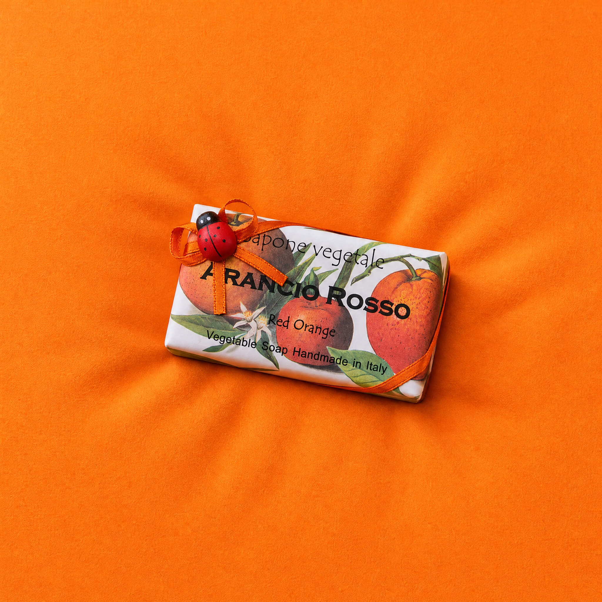 saponetta all'arancia rossa della linea classica Ladybug di Alchimia Soap